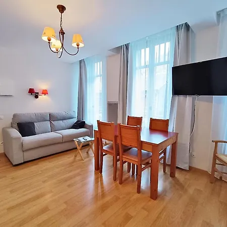 Il Etait Une Fois Luchon, T2, Centre Luchon, Wifi, Casier A Skis, Ascenseur, 4 Personnes Apartment