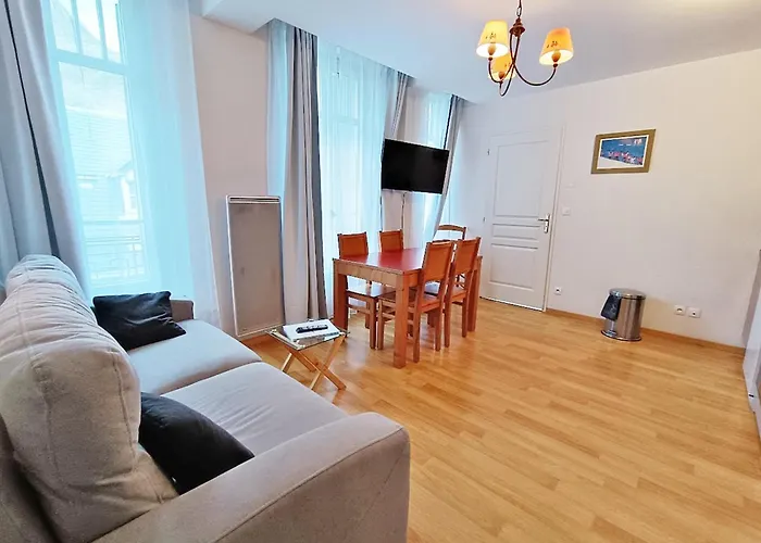 Апартаменты Il Etait Fois Luchon, T2, Centre Luchon, Wifi, Casier A Skis, Ascenseur, 4 Personnes